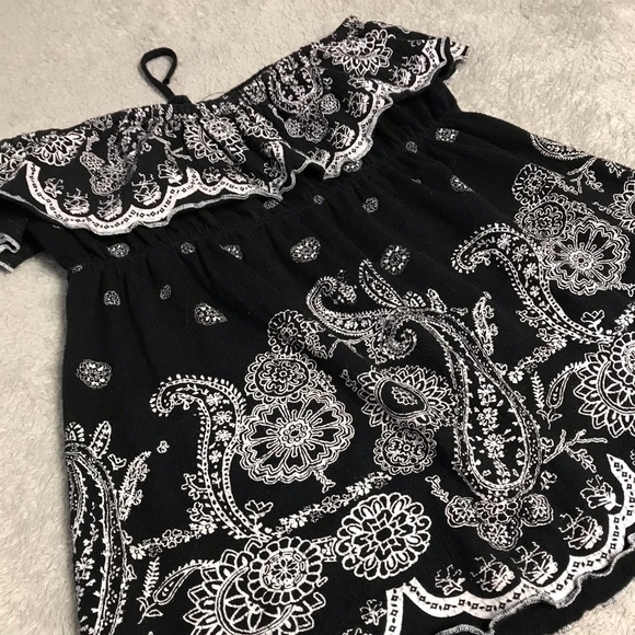 Almost Famous Off Shoulder Black Top - Picture 3 of 8